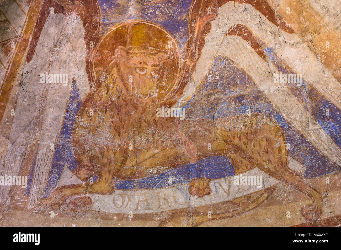 Der Löwe mit einem Halo ist ein Symbol des Evangelisten Markus, Romanische Wandmalerei in Vinslov Kirche, Schweden, 9. Mai 2018 Stockfoto