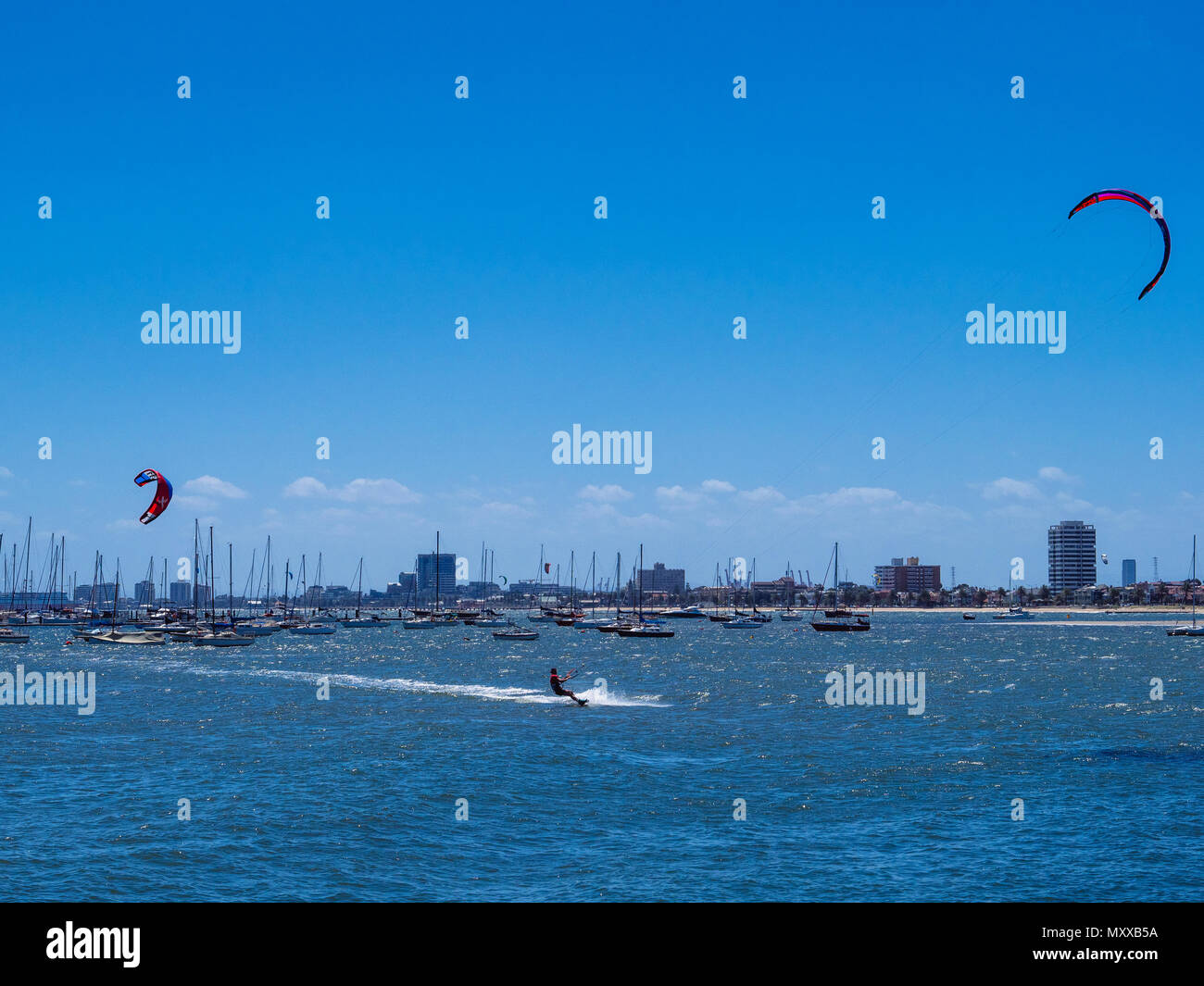 Kite Surfer in Aktion in die Port Phillip Bay von St Kilda Strand und Pier, Melbourne, Victoria, Australien Stockfoto