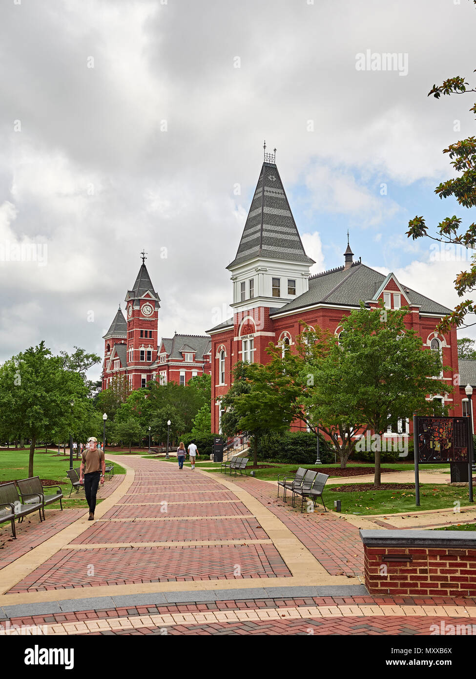 Der Auburn Universität ein College Campus in den USA, zeigen Hargis Hall und Samford Halle und Studenten wandern, Auburn, Alabama, USA. Stockfoto