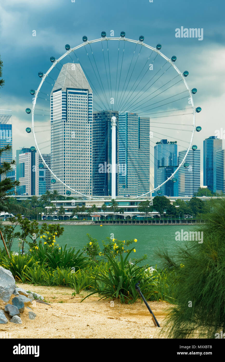 Singapore Flyer und Suntec City Schuß von Gärten durch die Bucht Stockfoto