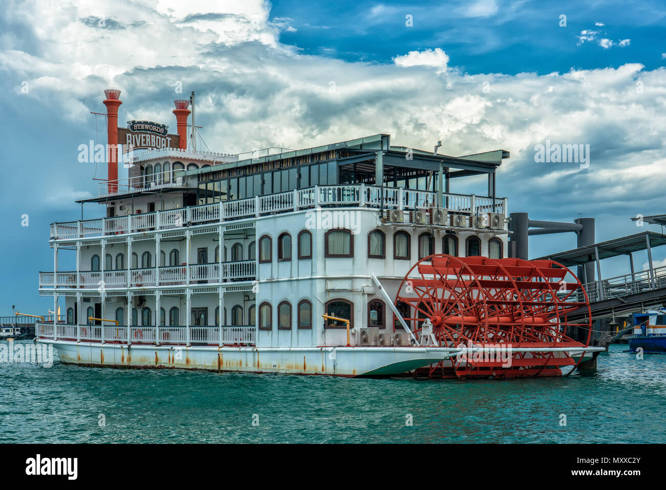 Riverboat günstig in Marina bei Marina South Pier Stockfoto