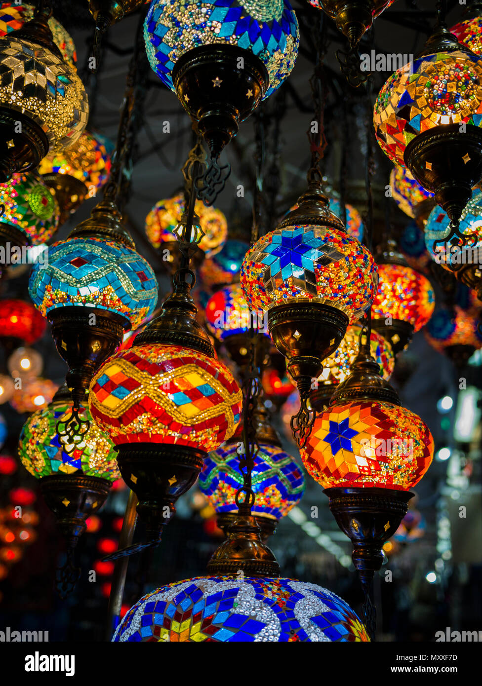 Erstaunlich und elegante Foto von reich verzierten und farbenprächtigen Türkische Lampen von der Decke hängt. Stockfoto