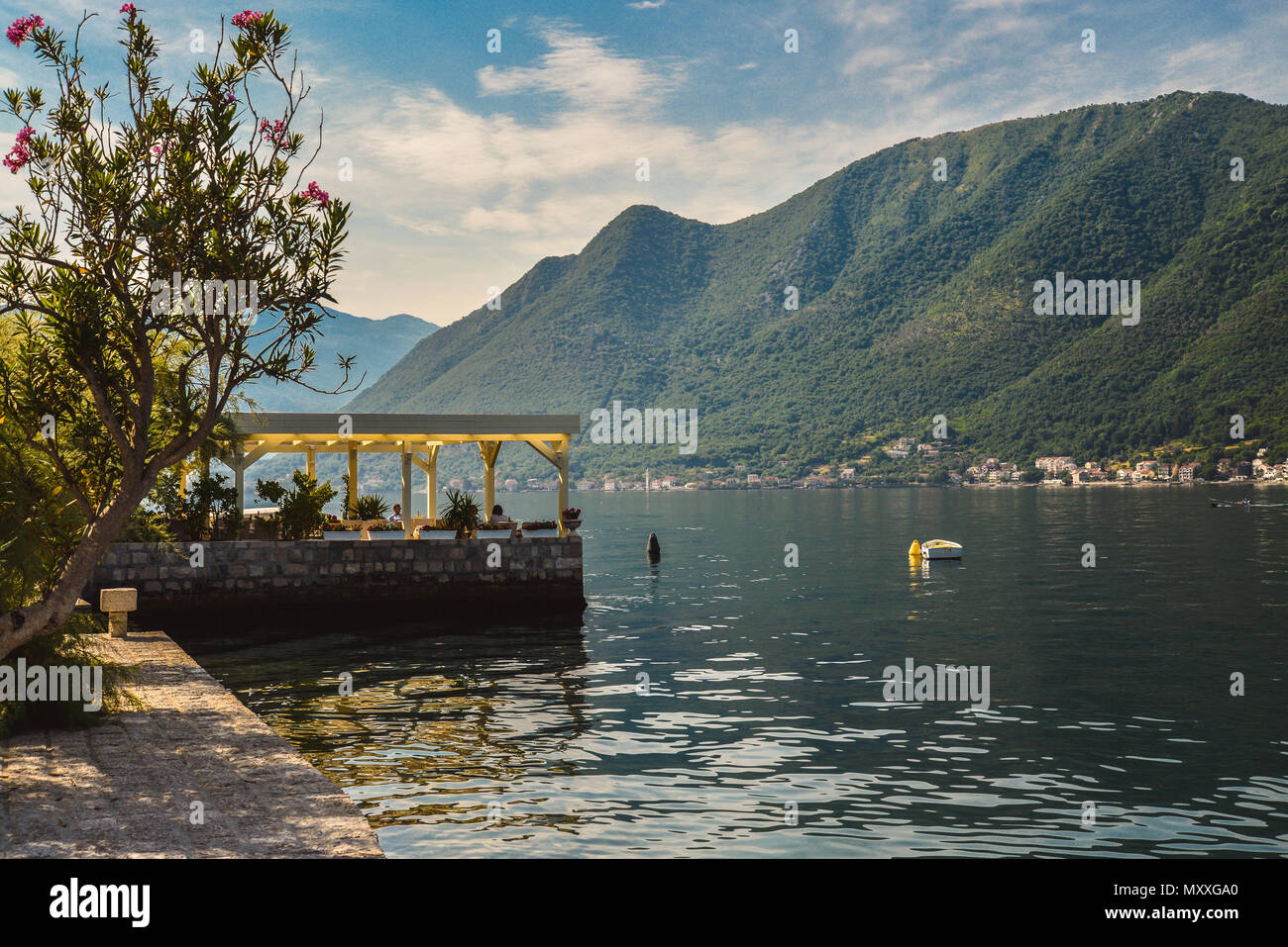 Die alten Cafe auf dem Wasser ist der beliebteste Touristenort mit köstlichen lokalen Küche und einem schönen Blick auf die Bucht von Kotor, Perast, Montenegro. Stockfoto