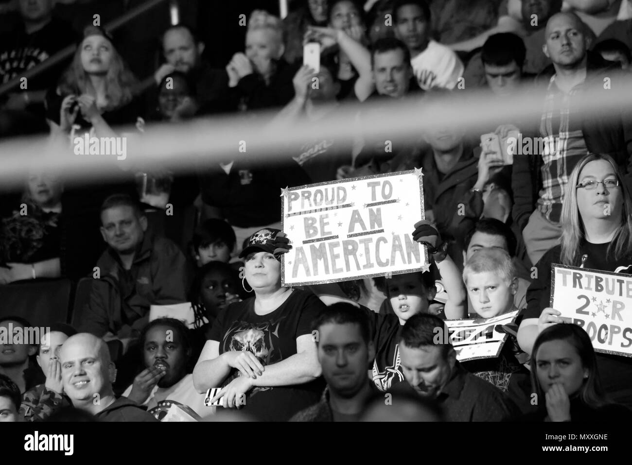 Army Command Sgt. Maj. John W. Troxell, Senior Soldaten Berater des Vorsitzenden des Generalstabs, spricht Mitglieder auf der 14. jährlichen Tribut an die Truppen Event Service im Verizon Center in Washington, D.C., Dez. 13, 2016. WWE Tribut an die Truppen ist eine jährliche Veranstaltung der WWE und Streitkräfte Unterhaltung im Dezember während der Ferienzeit seit 2003, zu Ehren Streitkräfte der Vereinigten Staaten Mitglieder unterhalten und. WWE Darsteller und Mitarbeiter reisen mit militärischen Camps, Basen und Krankenhäusern, einschließlich des Walter Reed Army Medical Center und Bethesda Naval Hospital. DoD-Foto Stockfoto