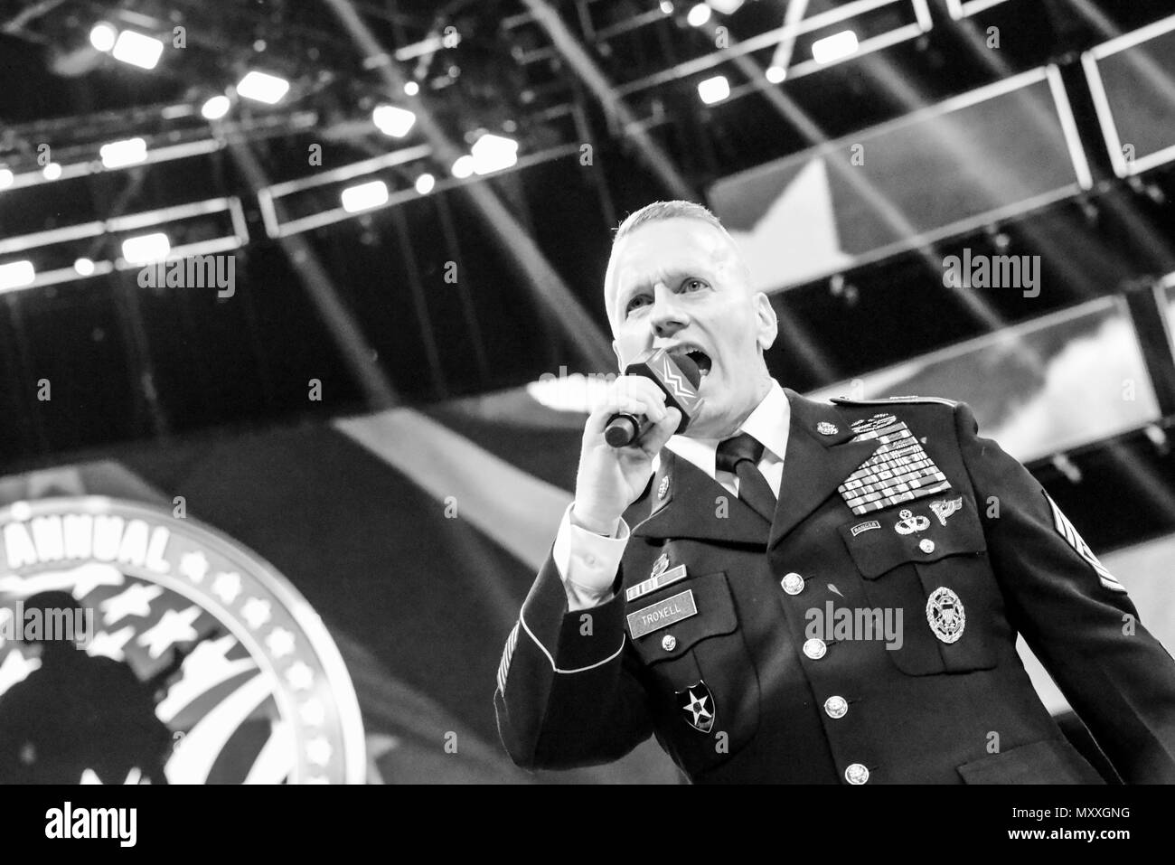 Army Command Sgt. Maj. John W. Troxell, Senior Soldaten Berater des Vorsitzenden des Generalstabs, spricht Mitglieder auf der 14. jährlichen Tribut an die Truppen Event Service im Verizon Center in Washington, D.C., Dez. 13, 2016. WWE Tribut an die Truppen ist eine jährliche Veranstaltung der WWE und Streitkräfte Unterhaltung im Dezember während der Ferienzeit seit 2003, zu Ehren Streitkräfte der Vereinigten Staaten Mitglieder unterhalten und. WWE Darsteller und Mitarbeiter reisen mit militärischen Camps, Basen und Krankenhäusern, einschließlich des Walter Reed Army Medical Center und Bethesda Naval Hospital. DoD-Foto Stockfoto