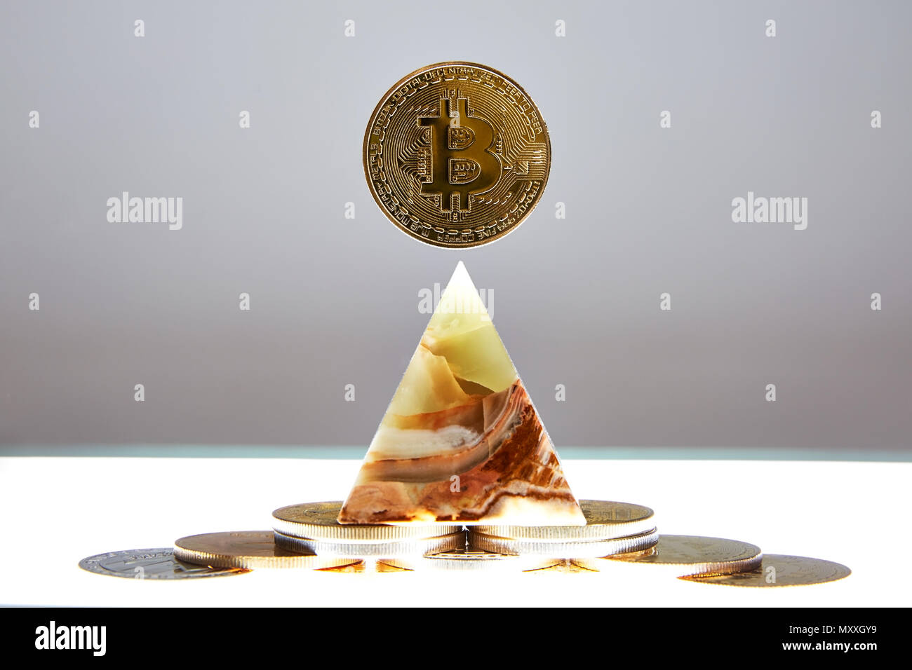 Bitcoin Münze sitzen oben eine durchscheinende Onyx Stein. Stein symbolisiert, persönliche Macht, Ändern, mit Blick auf die Ängste. Alle Dinge, die Menschen, die den Handel crypro Gesicht Stockfoto