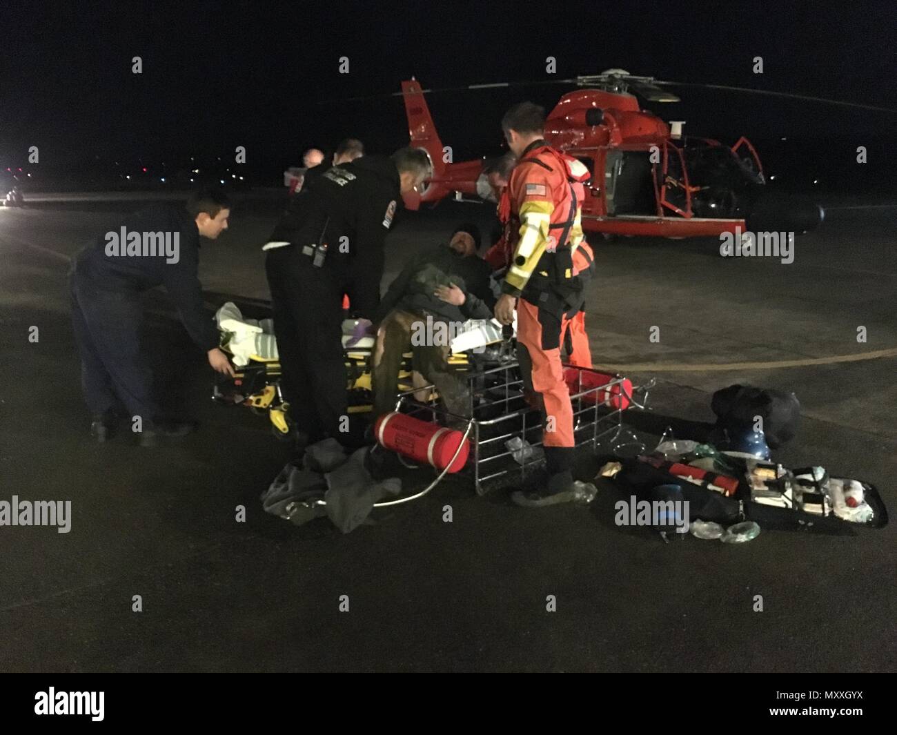 Coast Guard Mitglieder übertragen ein mariner zu Rettungsdiensten bei Coast Guard Sektor North Bend, Erz, Dez. 16, 2016. Das mariner bekam beim Versuch, über dem Süden Slough Wattenmeer in Charleston zu Fuß, nach seinem 30-Fuß-Segelboot weichen in die slough lief verloren. U.S. Coast Guard Foto mit freundlicher Genehmigung von Sektor North Bend. Stockfoto