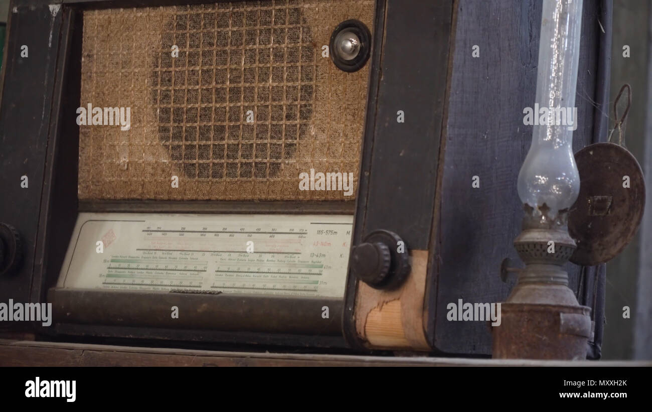 Alt, Vintage Radio und antiken Tisch Lampe. Stockfoto