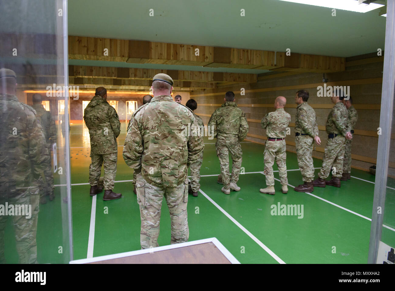 Mitglieder der Britischen Streitkräfte zu den lokalen Einheiten zugeordnet hören Sie ein Briefing vor dem Feuer ihre L 85 A2 Gewehren auf die Schulung Support Center Benelux 25 m Reichweite im Innenbereich, auf chièvres Air Base, Belgien, November 30, 2016. Die britischen Truppen unter Aufsicht der britischen Joint European Training Team ausgebildet. (U.S. Armee Foto von visuellen Informationen Spezialist Pierre-Etienne Courtejoie) Stockfoto