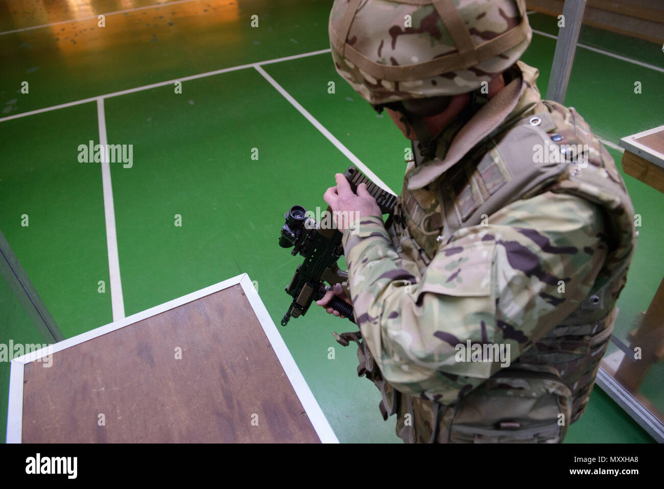 Ein Mitglied der Britischen Streitkräfte prüft seine L 85 A2 Gewehr an der Schulung Support Center Benelux 25 m Reichweite im Innenbereich, auf chièvres Air Base, Belgien, November 30, 2016. Die britischen Truppen unter Aufsicht der britischen Joint European Training Team ausgebildet. (U.S. Armee Foto von visuellen Informationen Spezialist Pierre-Etienne Courtejoie) Stockfoto