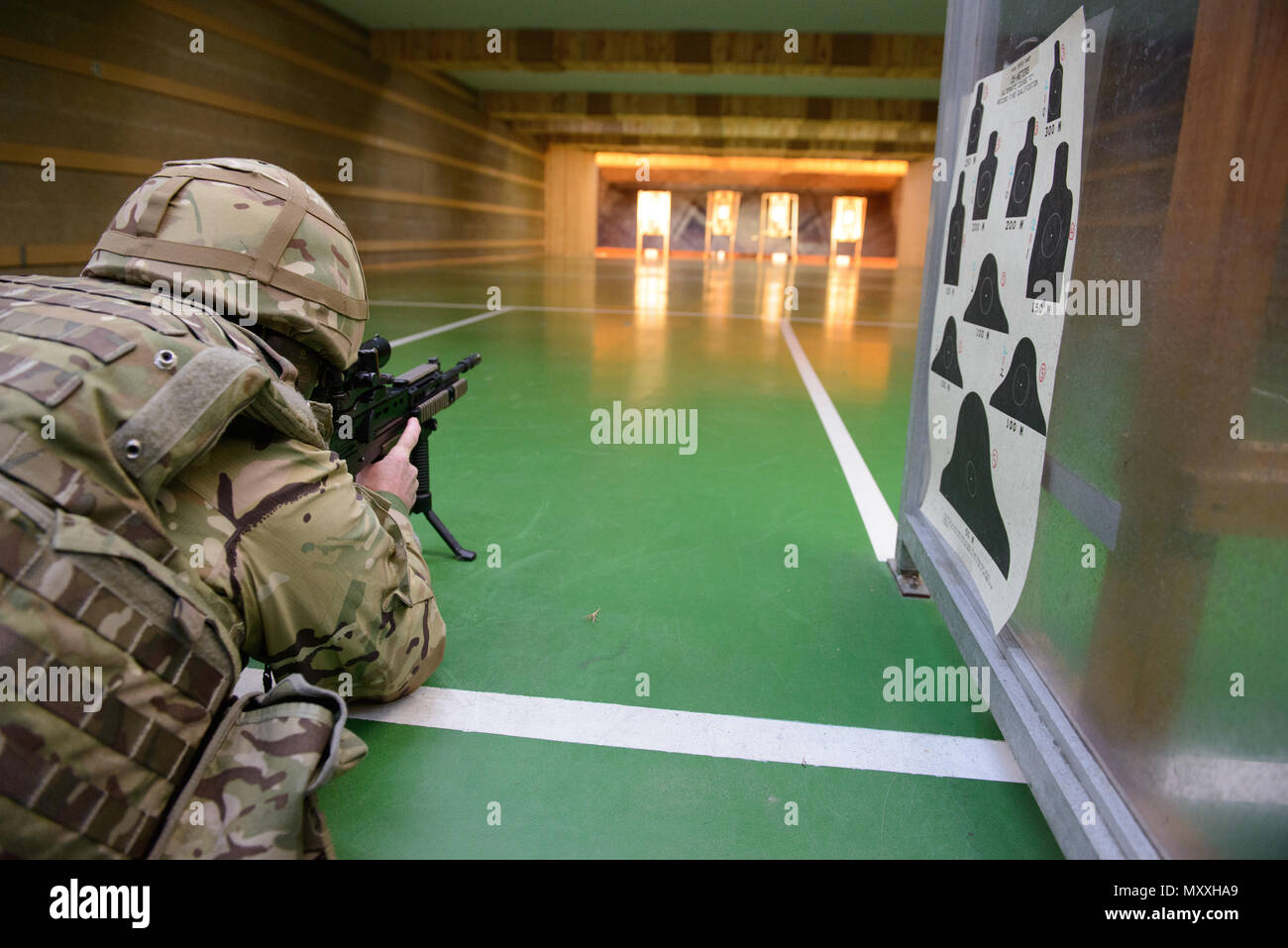 Ein Mitglied der Britischen Streitkräfte zu einem lokalen Gerät zugeordnet ist, feuert seine L 85 A2 Gewehren auf die Schulung Support Center Benelux 25 m Reichweite im Innenbereich, auf chièvres Air Base, Belgien, November 30, 2016. Die britischen Truppen unter Aufsicht der britischen Joint European Training Team ausgebildet. (U.S. Armee Foto von visuellen Informationen Spezialist Pierre-Etienne Courtejoie) Stockfoto