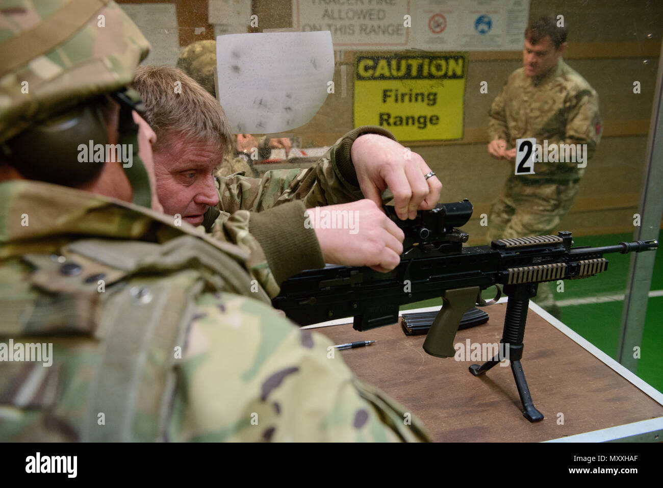 Ein Mitglied des britischen Joint European Training Team passt der Anblick eines L 85 A2 Gewehr an der Schulung Support Center Benelux 25 m Reichweite im Innenbereich, auf chièvres Air Base, Belgien, November 30, 2016. Die britischen Truppen mit lokalen Einheiten, die unter Aufsicht der britischen Joint European Training Team stationiert. (U.S. Armee Foto von visuellen Informationen Spezialist Pierre-Etienne Courtejoie) Stockfoto