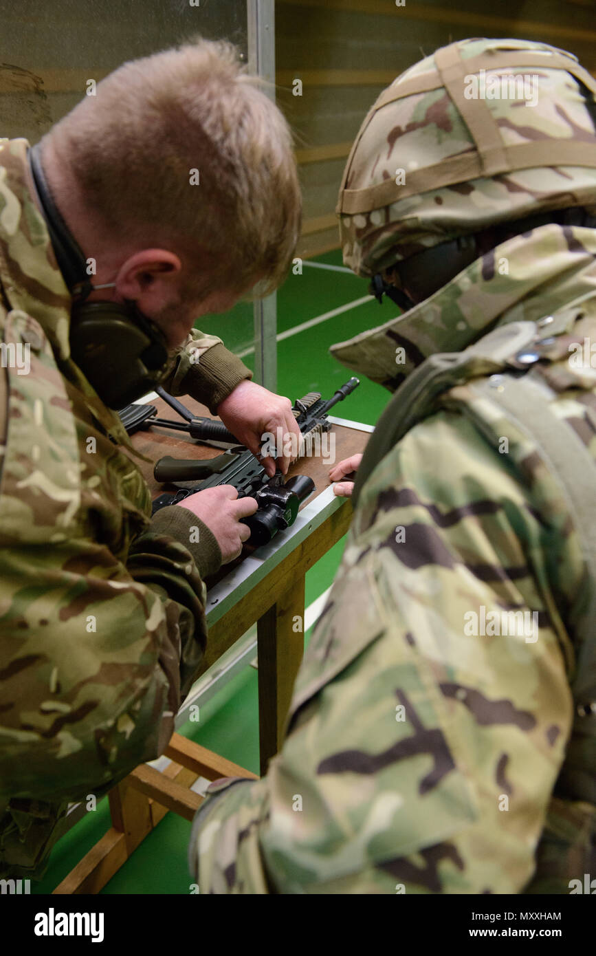 Ein Mitglied des britischen Joint European Training Team passt der Anblick eines L 85 A2 Gewehr an der Schulung Support Center Benelux 25 m Reichweite im Innenbereich, auf chièvres Air Base, Belgien, November 30, 2016. Die britischen Truppen mit lokalen Einheiten, die unter Aufsicht der britischen Joint European Training Team stationiert. (U.S. Armee Foto von visuellen Informationen Spezialist Pierre-Etienne Courtejoie) Stockfoto