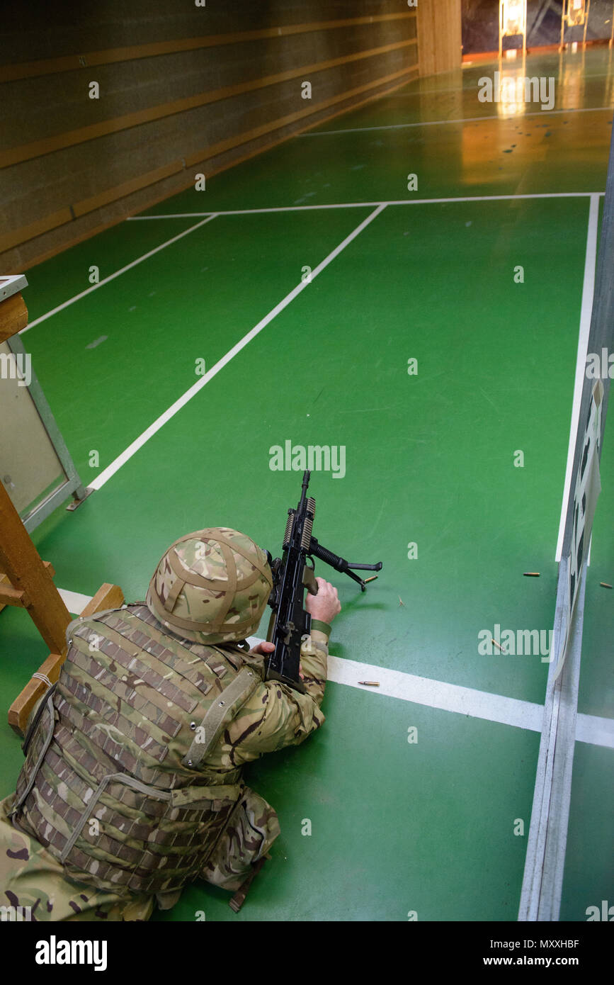Ein Mitglied der Britischen Streitkräfte stellt sicher, dass seine L 85 A2 Gewehr entladen an der Schulung Support Center Benelux 25 m Reichweite im Innenbereich, auf chièvres Air Base, Belgien, November 30, 2016. Die britischen Truppen unter Aufsicht der britischen Joint European Training Team ausgebildet. (U.S. Armee Foto von visuellen Informationen Spezialist Pierre-Etienne Courtejoie) Stockfoto