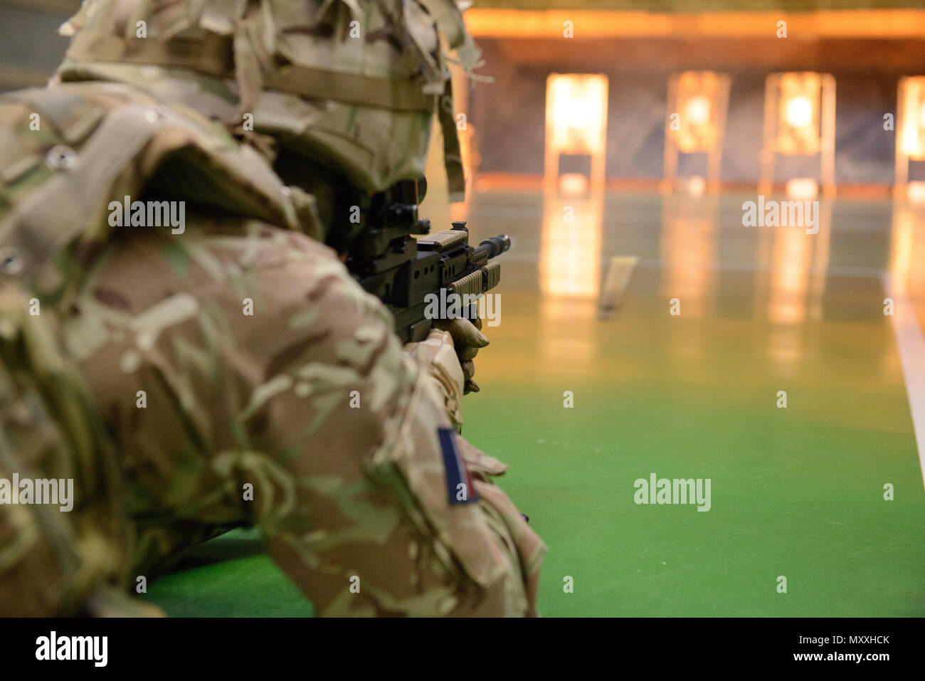 Ein bullet Gehäuse Fliegen von der L 85 A2 Gewehr durch ein Mitglied der Royal Air Force zu einem lokalen Gerät zugeordnet ist, Betrieben, an der Schulung Support Center Benelux 25 m Reichweite im Innenbereich, auf chièvres Air Base, Belgien, November 30, 2016. Die britischen Truppen unter Aufsicht der britischen Joint European Training Team ausgebildet. (U.S. Armee Foto von visuellen Informationen Spezialist Pierre-Etienne Courtejoie) Stockfoto