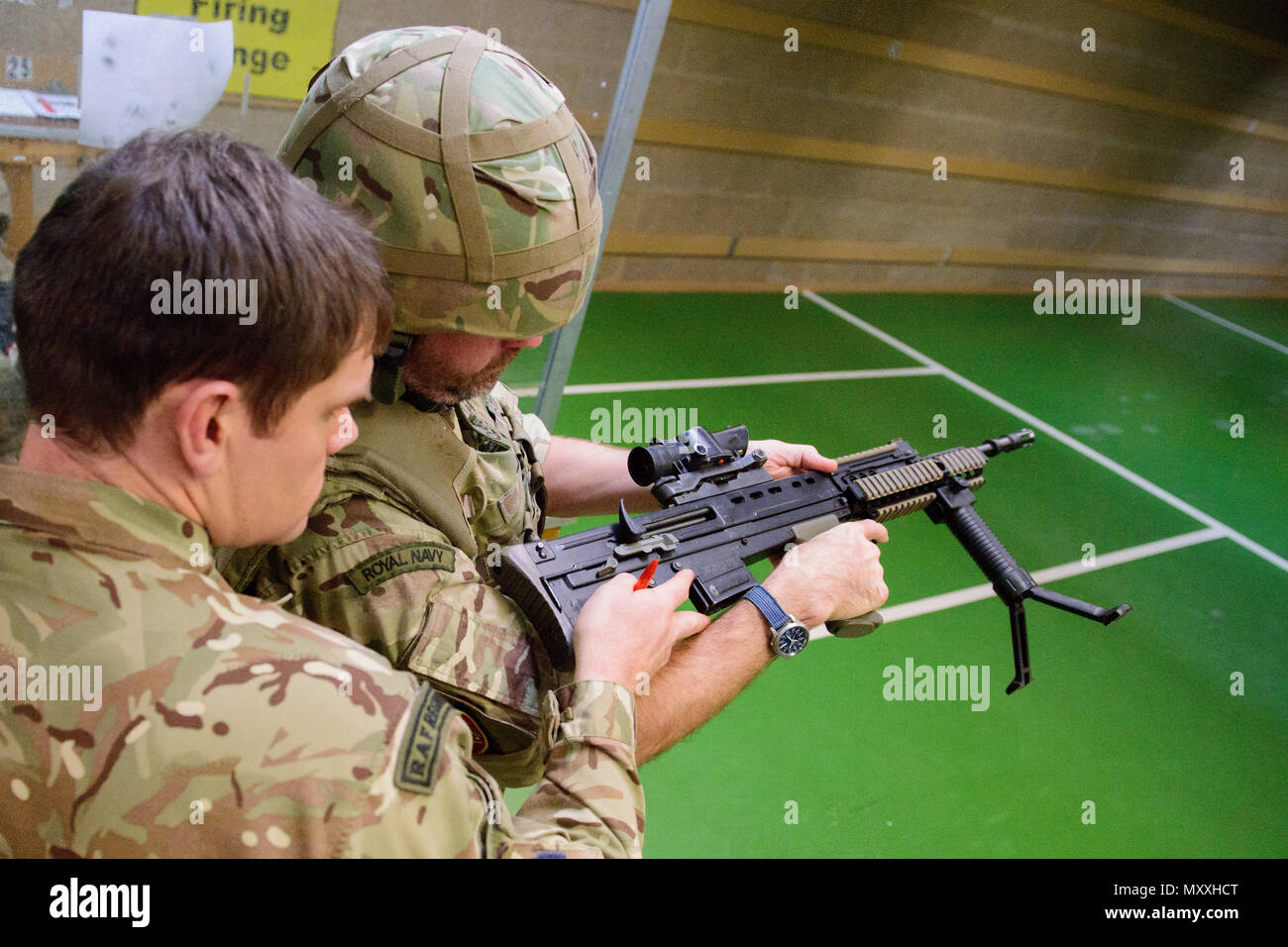 Die Royal Air Force Mitglied des Gemeinsamen Europäischen Training Team überprüft, ob die Kammer eines L 85 A2 Gewehr an der Schulung Support Center Benelux 25 ist leer-Meter Reichweite im Innenbereich, auf chièvres Air Base, Belgien, November 30, 2016. Die britischen Truppen unter Aufsicht der britischen Joint European Training Team ausgebildet. (U.S. Armee Foto von visuellen Informationen Spezialist Pierre-Etienne Courtejoie) Stockfoto