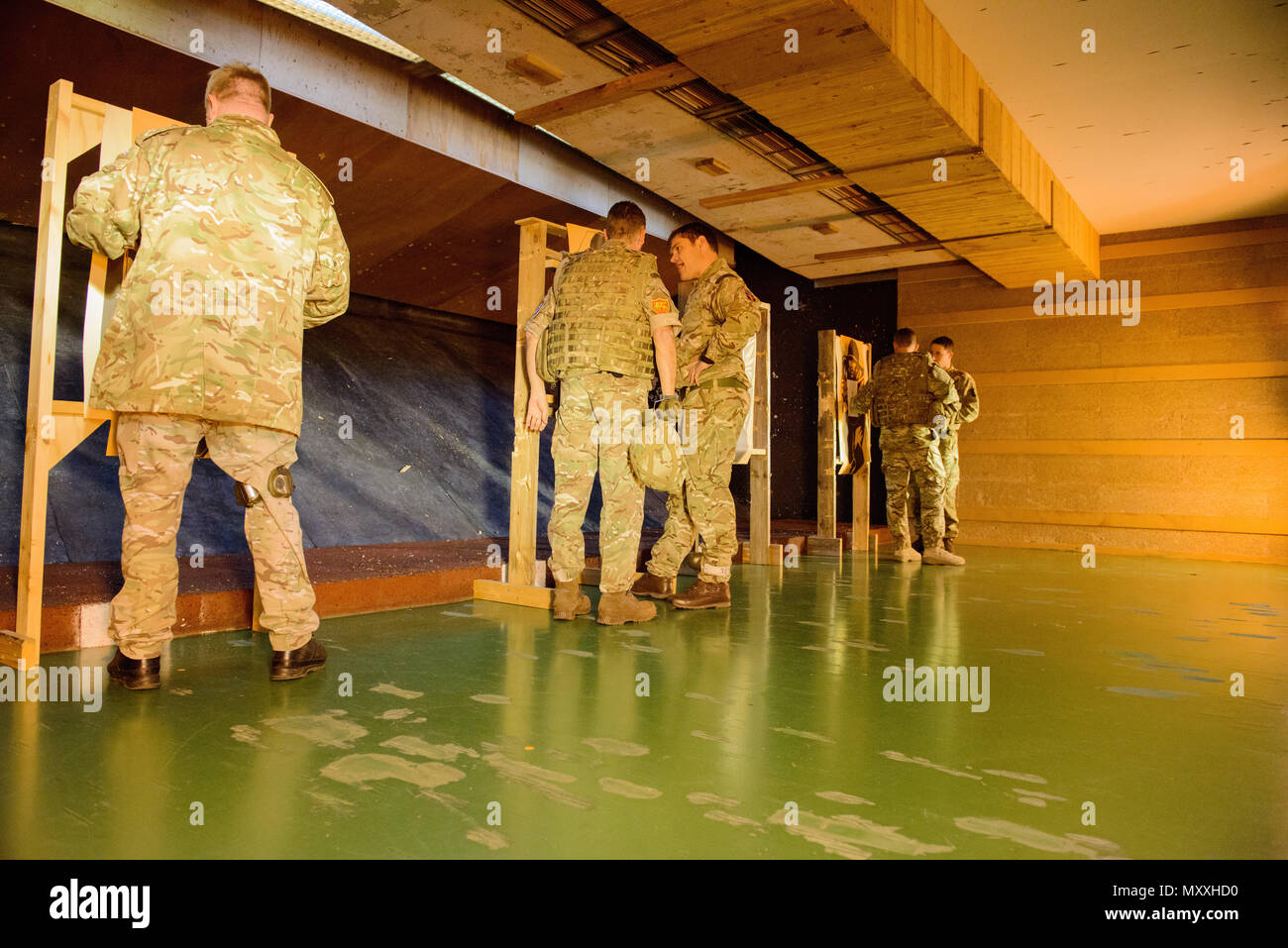 Mitglieder der Britischen Streitkräfte zugeordnet zu den lokalen Einheiten ihre Nullstellen Zielvorgaben nach dem Schießen mit ihren L 85 A2 Gewehren auf die Schulung Support Center Benelux 25 m Reichweite im Innenbereich, auf chièvres Air Base, Belgien, November 30, 2016 überprüfen. Die britischen Truppen unter Aufsicht der britischen Joint European Training Team ausgebildet. (U.S. Armee Foto von visuellen Informationen Spezialist Pierre-Etienne Courtejoie) Stockfoto