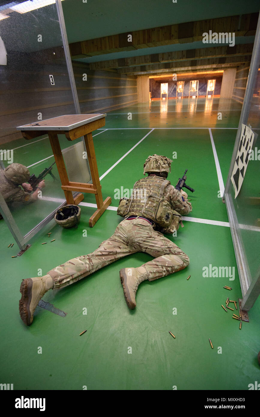 Mitglieder der Britischen Streitkräfte zu den lokalen Einheiten Feuer zugeordnet ihre L 85 A2 Gewehren auf die Schulung Support Center Benelux 25 m Reichweite im Innenbereich, auf chièvres Air Base, Belgien, November 30, 2016. Die britischen Truppen unter Aufsicht der britischen Joint European Training Team ausgebildet. (U.S. Armee Foto von visuellen Informationen Spezialist Pierre-Etienne Courtejoie) Stockfoto