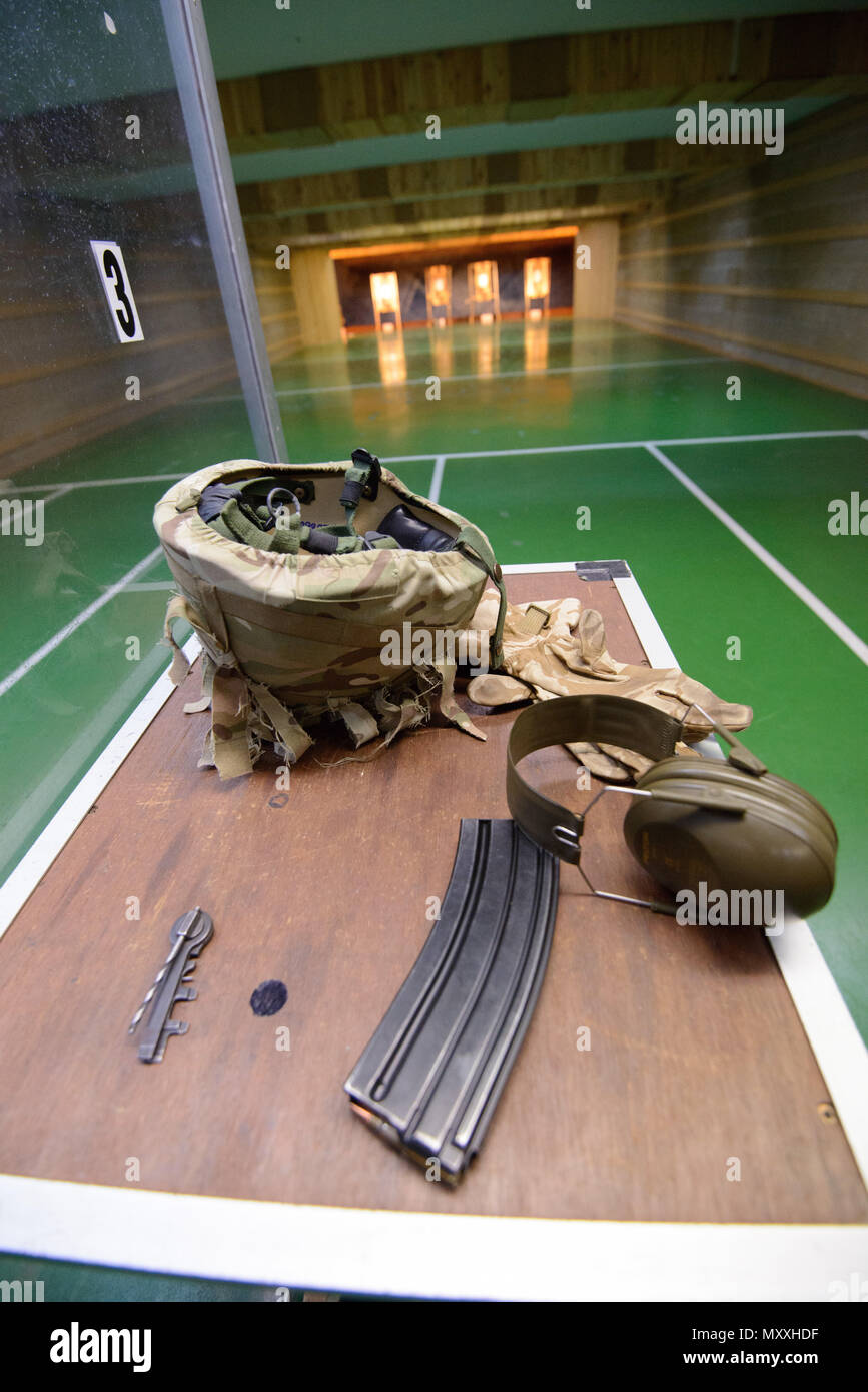 Ansicht eines Multi-tool, Magazin und Schutzausrüstung von Mitgliedern der britischen Streitkräfte auf die örtlichen Einheiten, die Ihre L 85 A2 Gewehren auf die Schulung Support Center Benelux 25 Feuer zugeordnet - Meter Reichweite im Innenbereich, auf chièvres Air Base, Belgien, November 30, 2016. Die britischen Truppen unter Aufsicht der britischen Joint European Training Team ausgebildet. (U.S. Armee Foto von visuellen Informationen Spezialist Pierre-Etienne Courtejoie) Stockfoto