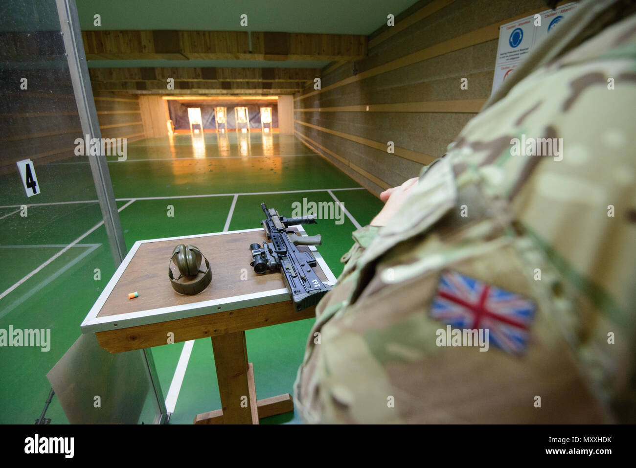 Blick von der Hörfähigkeit Schutz und ein L 85 A2 Gewehr an der Schulung Support Center Benelux 25 m Reichweite im Innenbereich, auf chièvres Air Base, Belgien, November 30, 2016. Die britischen Truppen unter Aufsicht der britischen Joint European Training Team ausgebildet. (U.S. Armee Foto von visuellen Informationen Spezialist Pierre-Etienne Courtejoie) Stockfoto