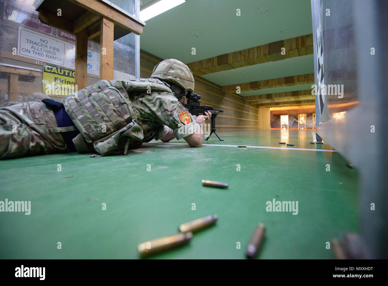 Ein Mitglied der Royal Navy Brände ein L 85 A2 Gewehr an der Schulung Support Center Benelux 25 m Reichweite im Innenbereich, auf chièvres Air Base, Belgien, November 30, 2016. Die britischen Truppen unter Aufsicht der britischen Joint European Training Team ausgebildet. (U.S. Armee Foto von visuellen Informationen Spezialist Pierre-Etienne Courtejoie) Stockfoto