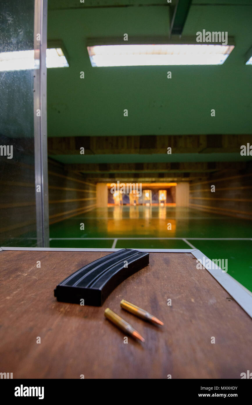 Ansicht eines Magazins und Kugeln als Mitglieder der Britischen Streitkräfte in örtlichen Einheiten mit Feuer L 85 A2 Gewehre zugewiesen an den Training Support Center Benelux 25 m Reichweite im Innenbereich, auf chièvres Air Base, Belgien, November 30, 2016. Die britischen Truppen unter Aufsicht der britischen Joint European Training Team ausgebildet. (U.S. Armee Foto von visuellen Informationen Spezialist Pierre-Etienne Courtejoie) Stockfoto