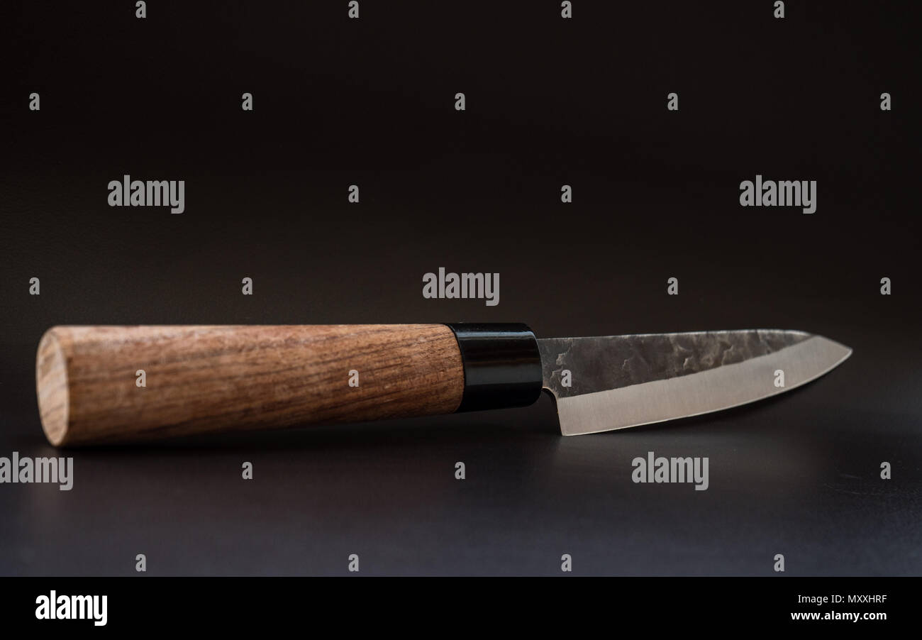 Holz- messer auf einem schwarzen Leder Oberfläche closeup Stockfotografie -  Alamy