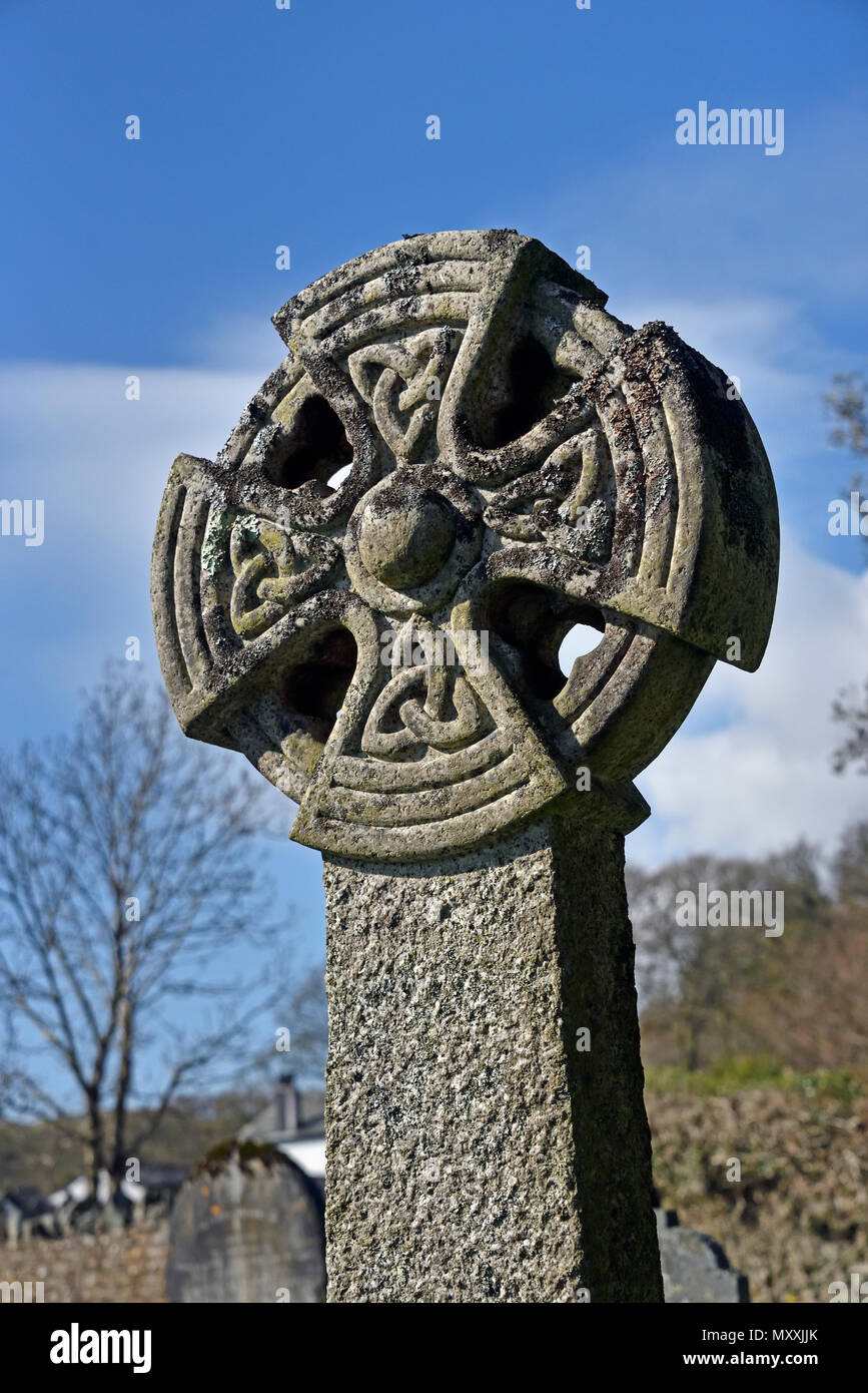 Detail der Grabstein mit keltischen Kreuz Design. Kirche des Heiligen Bartholomäus, Loweswater, Nationalpark Lake District, Cumbria, England, Vereinigtes König Stockfoto