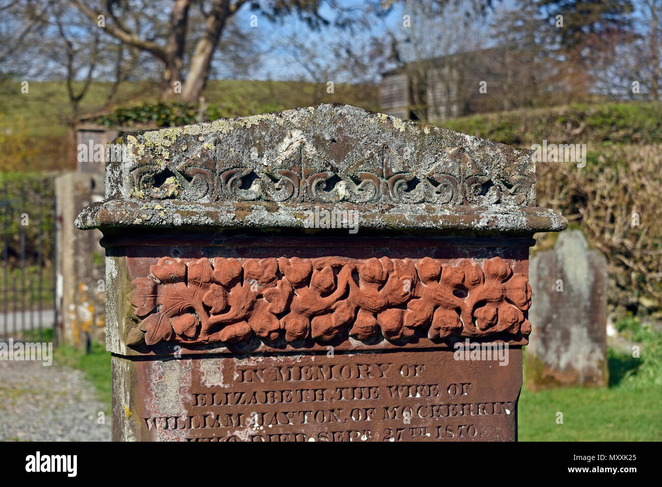 Detail aus Sandstein Grabstein. Kirche des Heiligen Bartholomäus, Loweswater, Nationalpark Lake District, Cumbria, England, Vereinigtes Königreich, Europa. Stockfoto