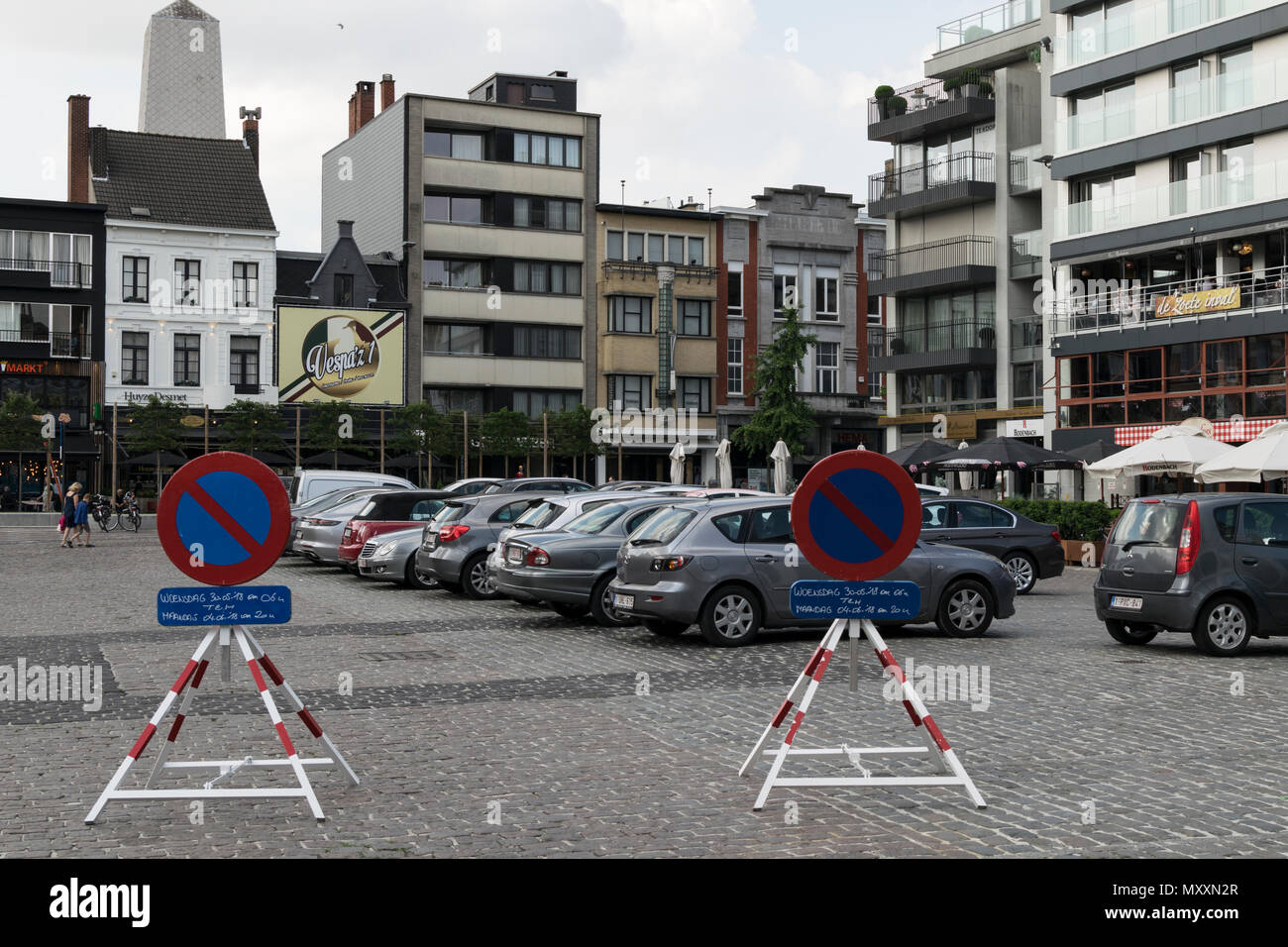 Kein Parkplatz Schilder auf dem großen Markt/Grote Markt in Roeselare, durch viele Autos ignoriert Stockfoto