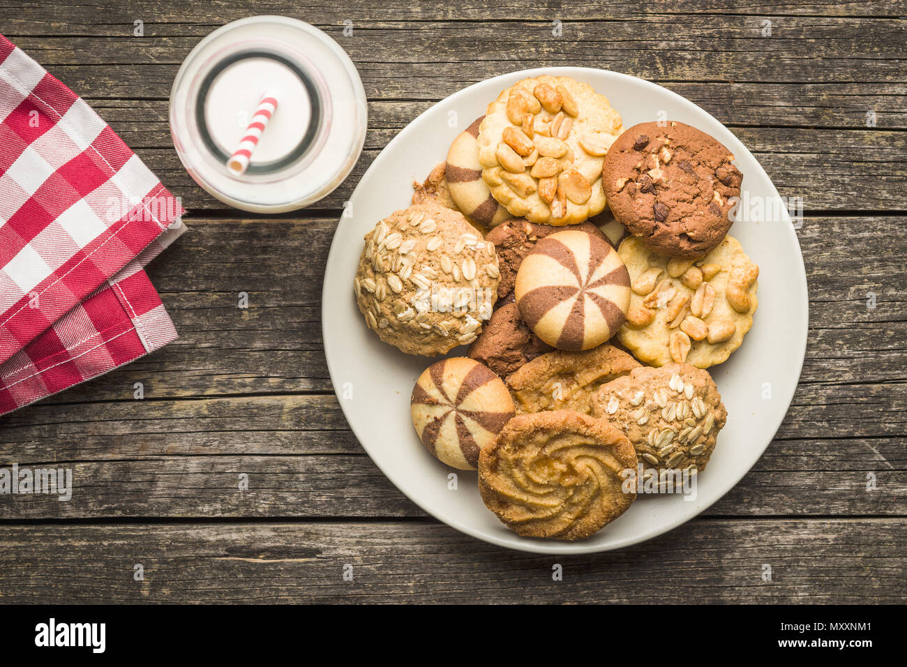 Verschiedene Arten von sweet Cookies auf Platte und die Milch in der Flasche. Stockfoto