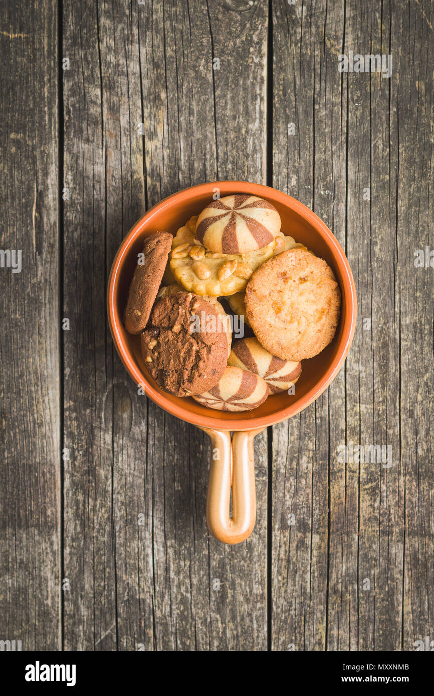 Verschiedene Arten von sweet Cookies in Schüssel auf alten Holztisch. Stockfoto