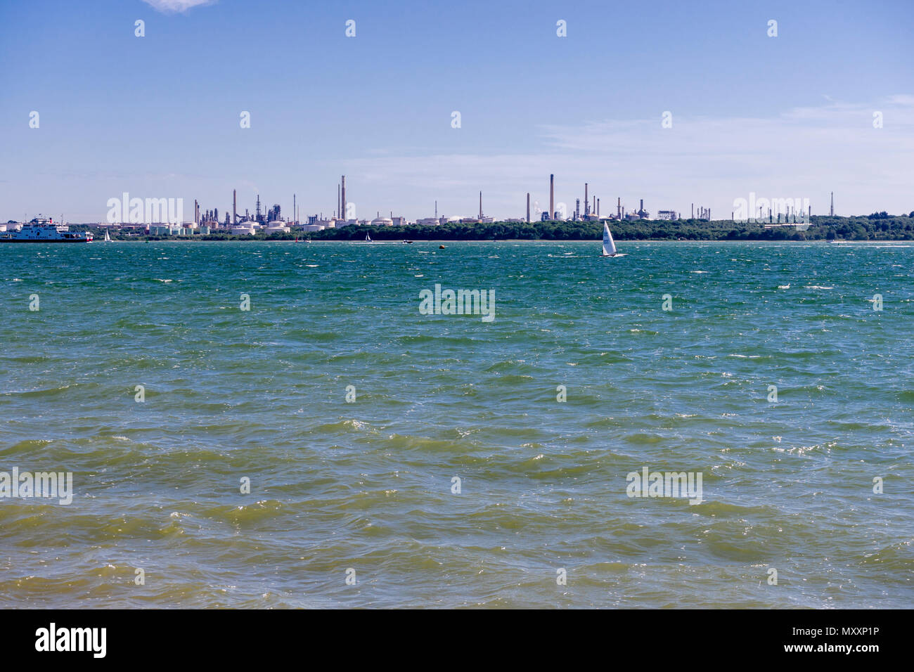Blick über Southampton Wasser auf die Fawley Raffinerie von Netley Beach, Netley Juni 2018, Southampton, England Stockfoto