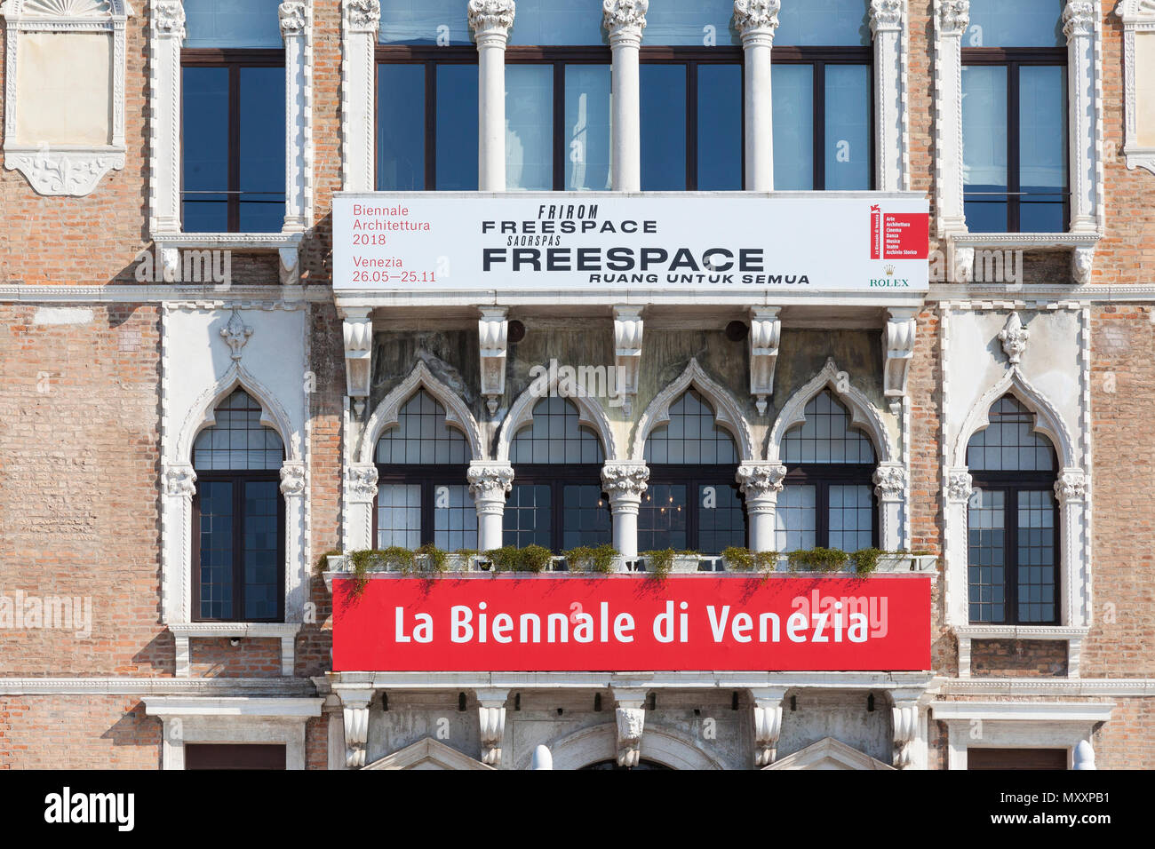 Venedig, Venetien, Italien. Biennale der Architektur neue Beschilderungen für die Ausstellung 2018 auf der Fassade der Biennale zentrale Palazzo Ca' Giustinian Stockfoto