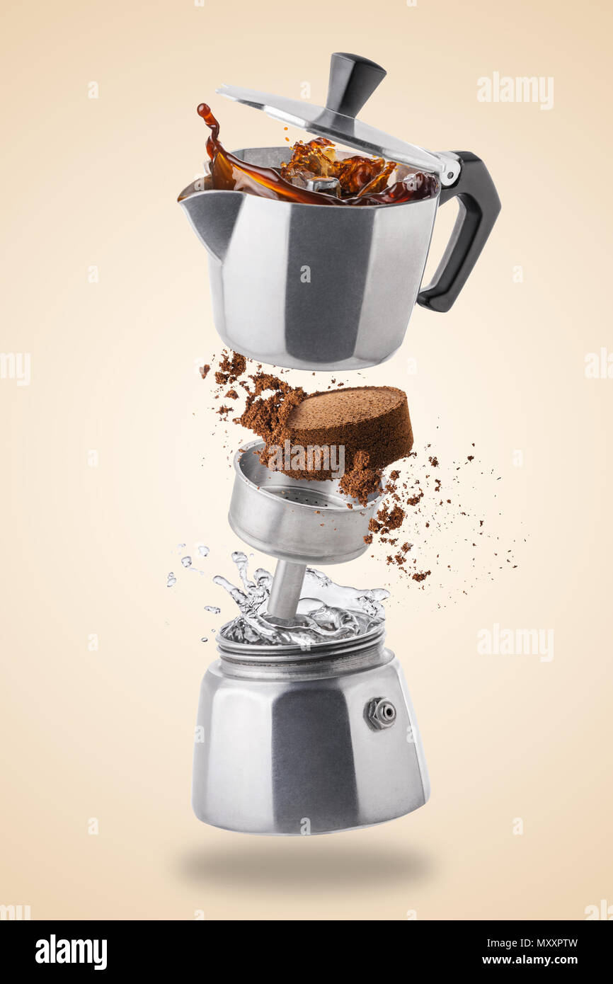 Moka pot. Italienische retro Kaffeemaschine. Levitation Explosion und  Spritzer SFX Stockfotografie - Alamy