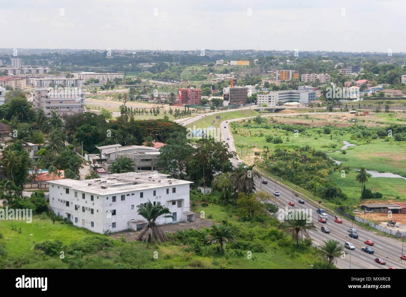 ABIDJAN, Elfenbeinküste, Afrika. April 2016. Die Ansicht von Cocody, eines der Viertel in Abidjan, der größten Stadt in der Elfenbeinküste. Abidjan Stadtbild. Stockfoto