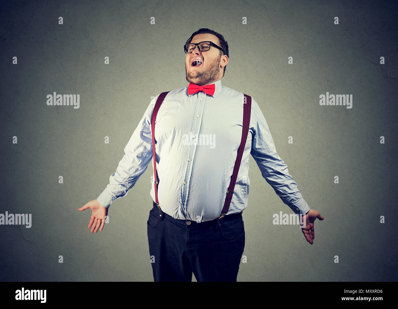 Mollig Mann in formalen Outfit mit Bow Tie und Gläser, die Oper auf grauem Hintergrund Stockfoto