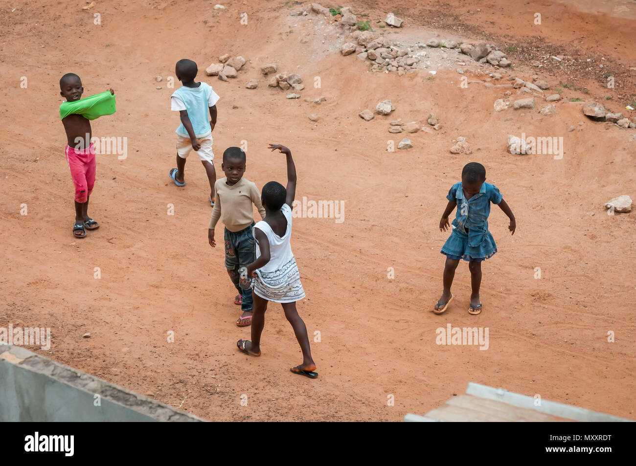 Afrikanische Kinder spielen auf der Straße. Daloa, Elfenbeinküste, Westafrika, Juli 2013. Côte d'Ivoire, Stockfoto