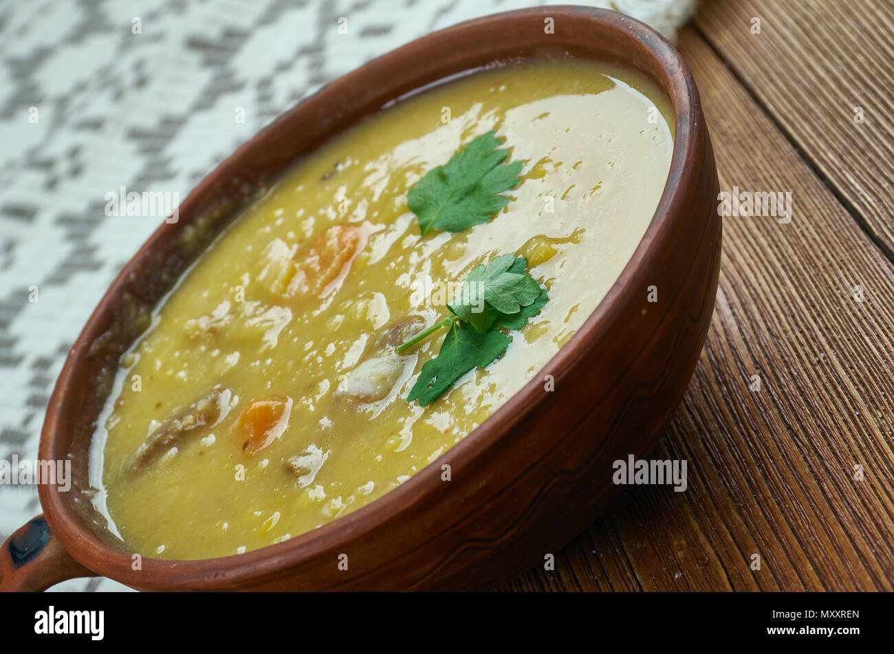 Deutsche Erbsen Suppe, Schinken Hock, Rinderbrühe, Erbsen und Karotten ...