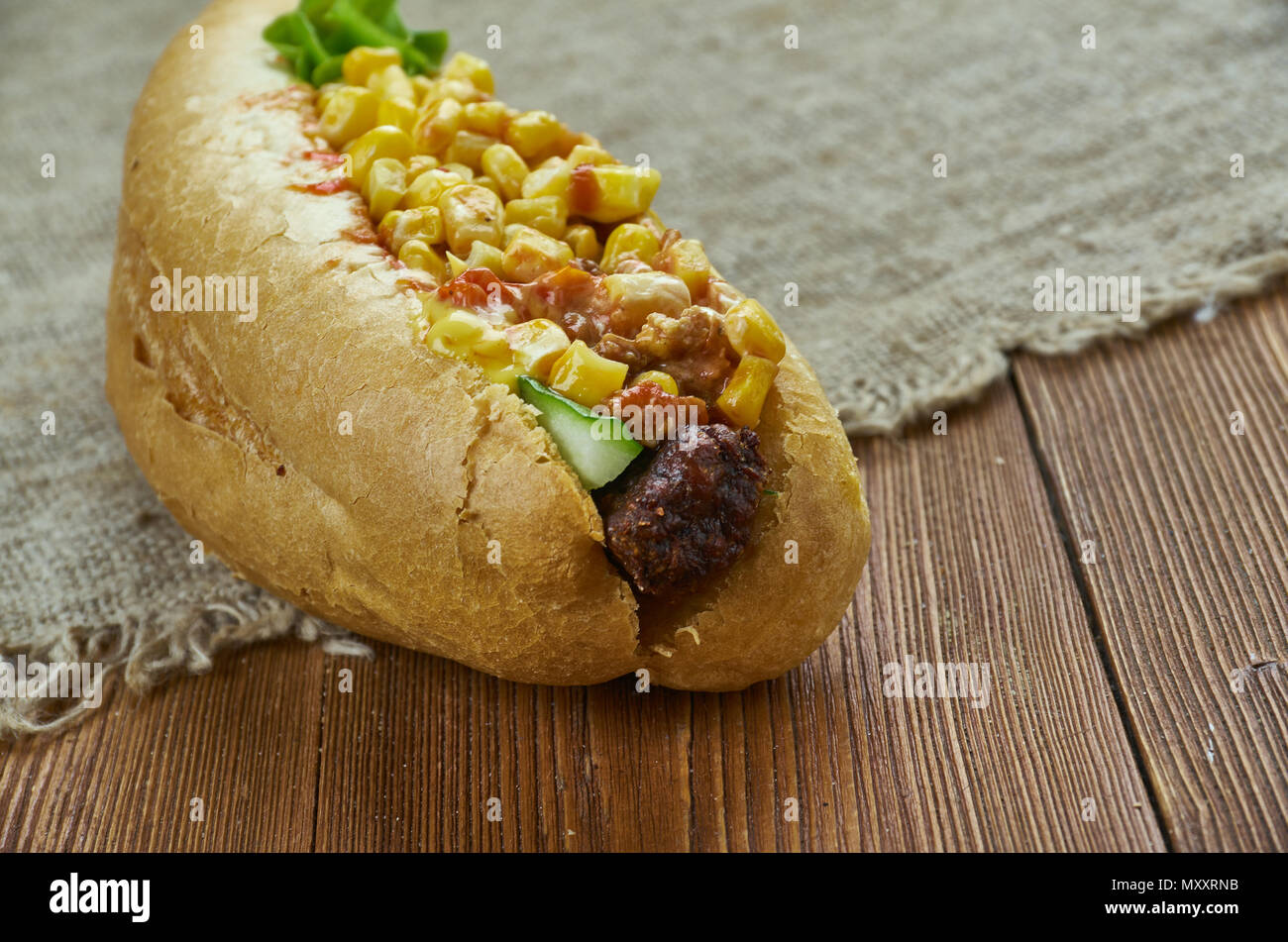 Texas Chili Hund - gekrönt mit herzhaften Texas Chili, frisch geriebener Käse und süße Zwiebel gehackt. Stockfoto
