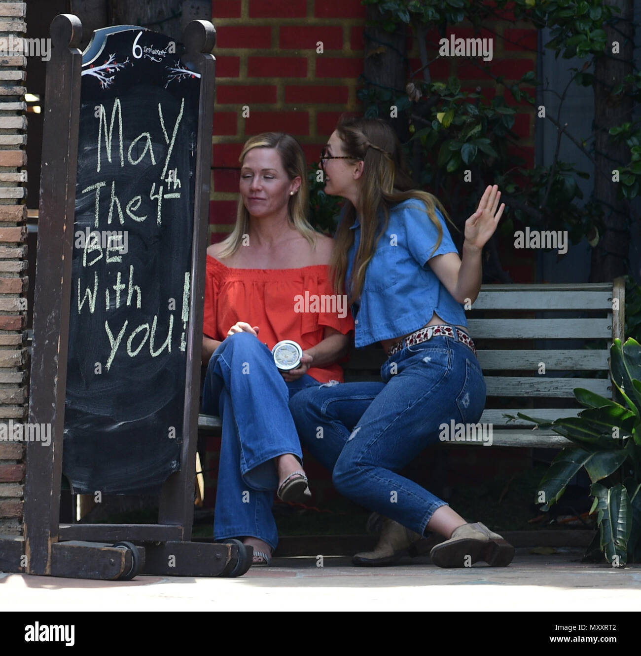 Jennie Garth geht mit Tochter Luca Bella Facinelli und ein Freund mit: Jennie Garth, Luca Bella Facinelli Wo: Los Angeles, Kalifornien, Vereinigte Staaten, wenn: 04. Mai 2018 Credit: WENN.com zu Mittag Stockfoto