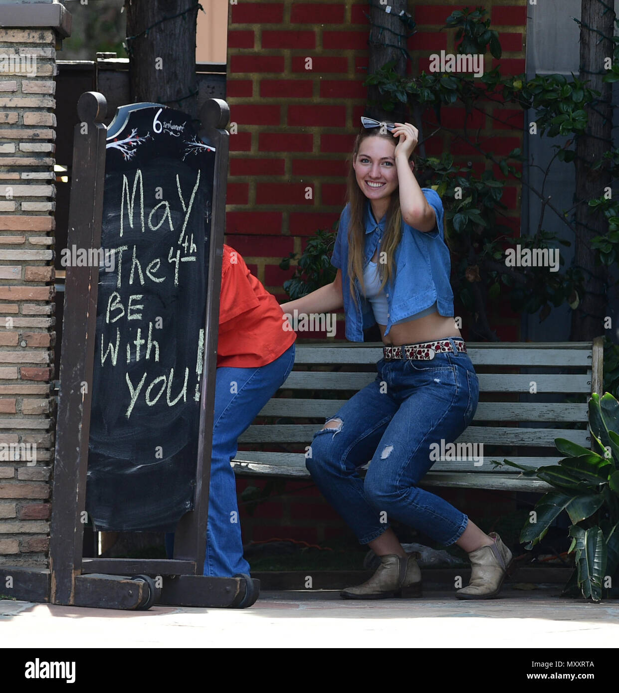 Jennie Garth geht mit Tochter Luca Bella Facinelli und ein Freund mit: Jennie Garth, Luca Bella Facinelli Wo: Los Angeles, Kalifornien, Vereinigte Staaten, wenn: 04. Mai 2018 Credit: WENN.com zu Mittag Stockfoto