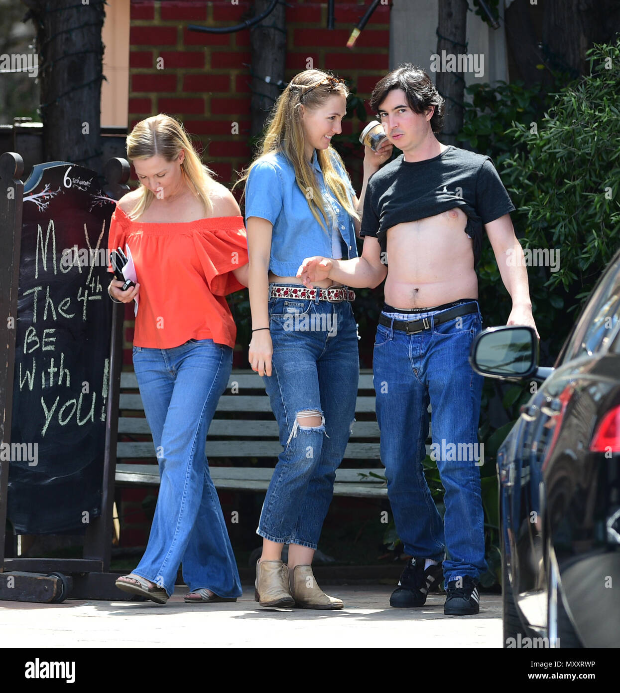 Jennie Garth geht mit Tochter Luca Bella Facinelli und ein Freund mit: Jennie Garth, Luca Bella Facinelli Wo: Los Angeles, Kalifornien, Vereinigte Staaten, wenn: 04. Mai 2018 Credit: WENN.com zu Mittag Stockfoto