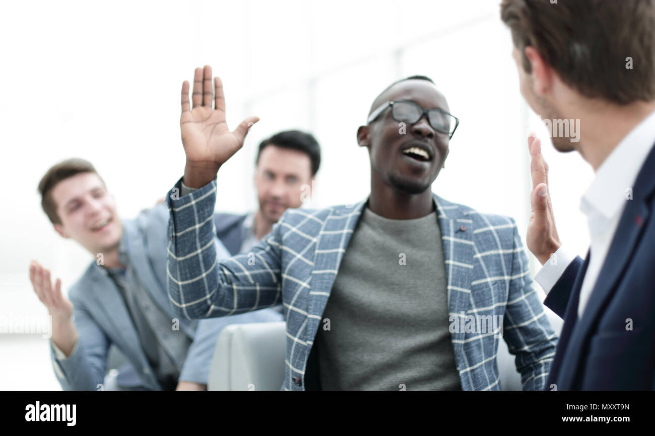 Erfolgreiche Mitarbeiter geben einen hohen fünf Stockfoto