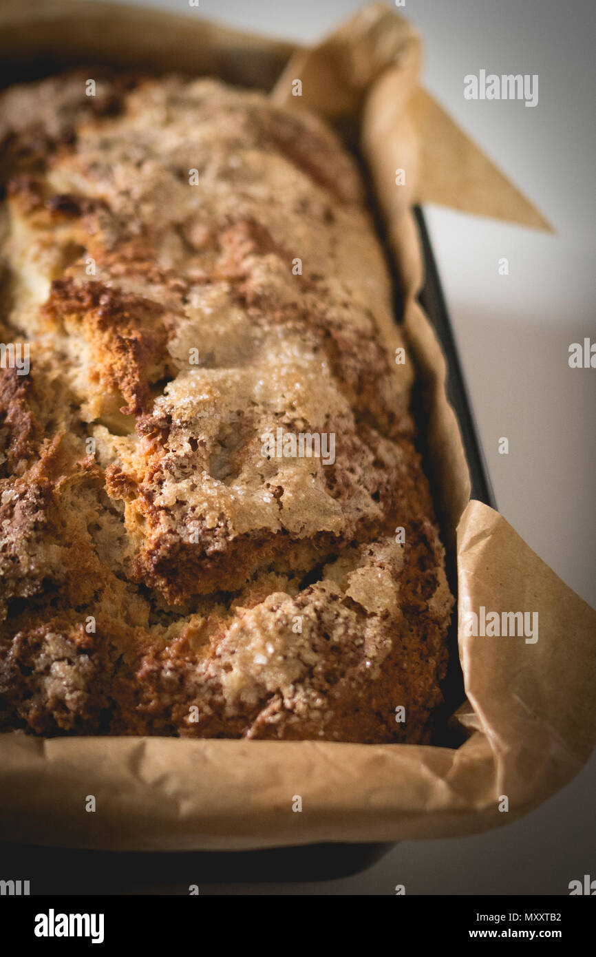 Nahaufnahme von einem hausgemachten Kuchen in einem Fach mit braunen Backpapier. Hochformat. Stockfoto