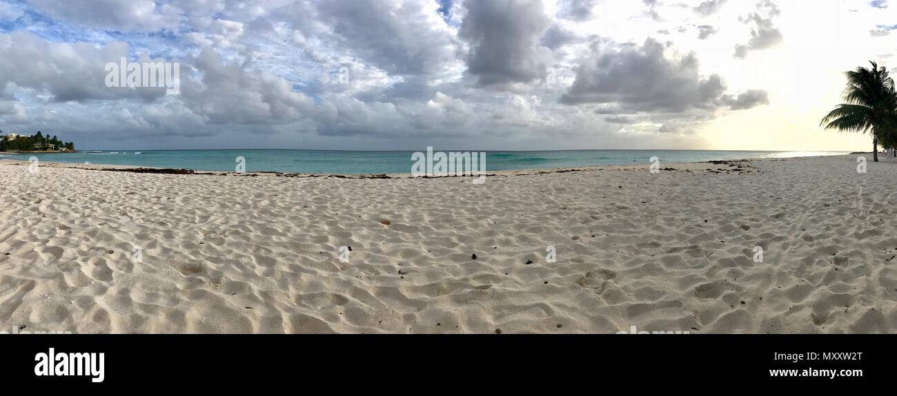 Panorama eines schönen sonnigen Tages am Bayshore / Pebbles Beach (Carlisle Bay) in der Nähe von Bridgetown Barbados (Karibik Insel) - weißer Sand, Wellen, blauer Himmel Stockfoto