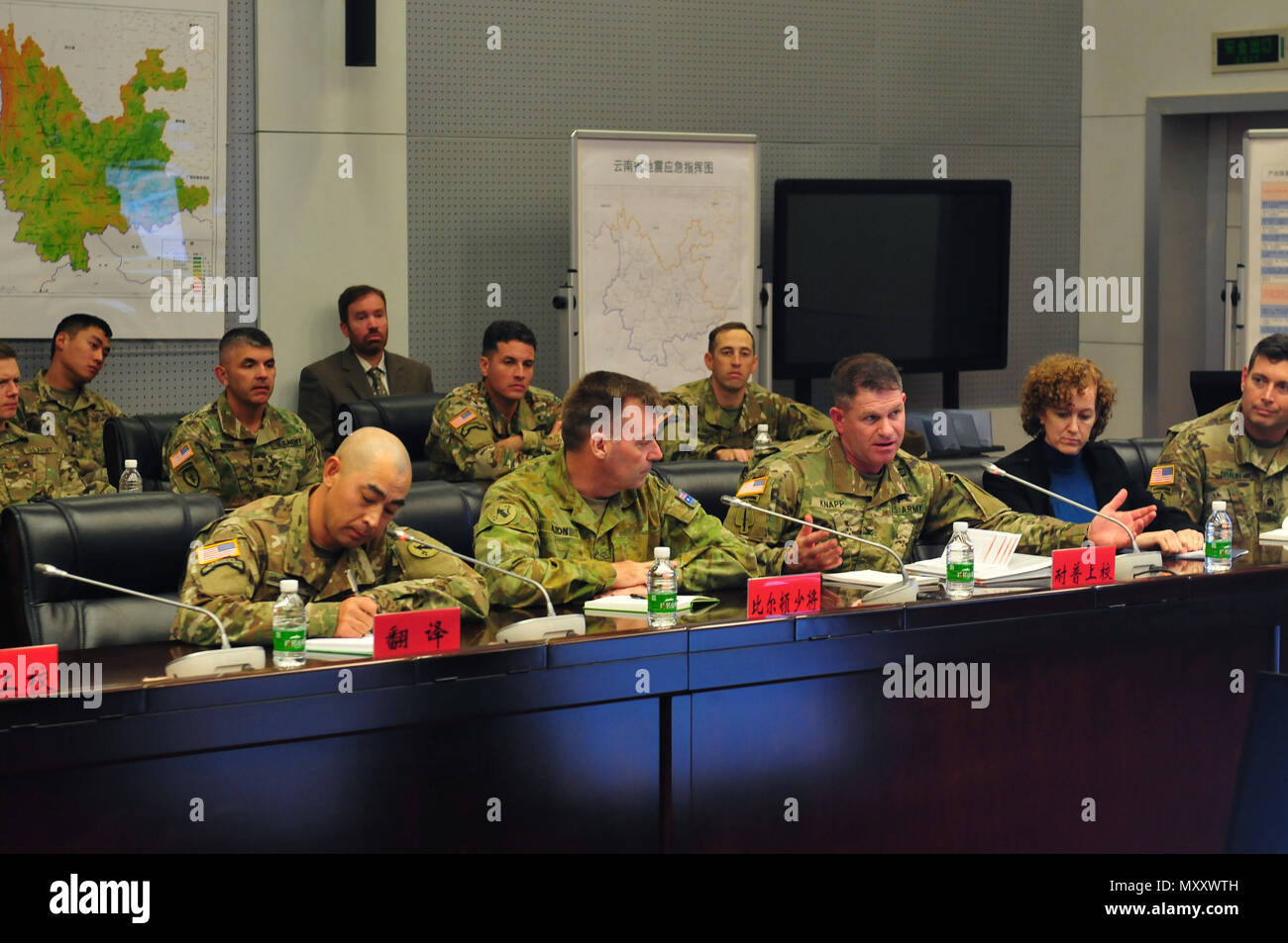 Service für Mitglieder und Zivilisten über von US-Armee Pazifik nahmen neben Mitgliedern der Völker Befreiungsarmee für ein Experte akademischen Dialog im Rahmen der 12. jährlichen US-China Disaster Management Austausch November 13-19 in Kunming, Provinz Yunnan der Volksrepublik China. Die jährlichen United States Army Pacific (USARPAC) Sicherheit Zusammenarbeit Ereignis mit der Volksbefreiungsarmee (PLA) ist eine Möglichkeit, humanitäre Hilfe und Katastrophenhilfe Lektionen gelernt zu Teilen von realen Ereignissen und den US-amerikanischen und chinesischen Disaster management Fähigkeiten zu verbessern. (U.S. Armee Foto von Sta Stockfoto