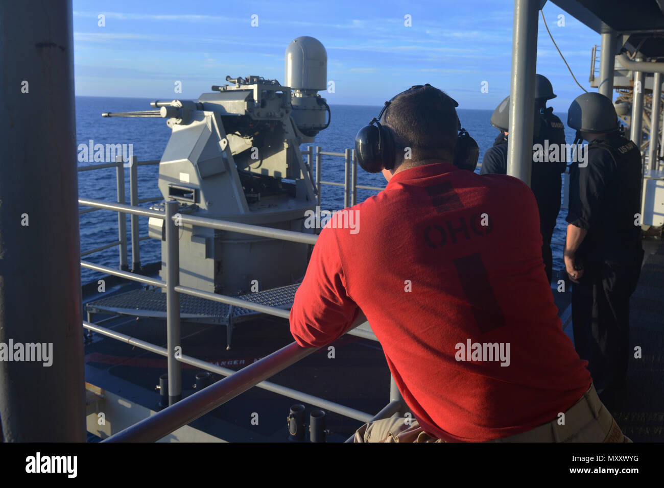 Atlantik (31. 12, 2016) - Segler die remote Abfeuern einer 25-mm-Maschinengewehr beaufsichtigen an Bord amphibisches Schiff USS Iwo Jima (LHD7). Iwo Jima ist unterwegs verfolgen Mobility-Engineering (MOB-E) und Mobility-Seaman (MOB-S) Zertifizierungen als Teil des Schiffes vor der Bereitstellung Qualifizierung. (U.S. Marine Foto von Petty Officer 3. Klasse Evan A. Denny/Freigegeben) Stockfoto