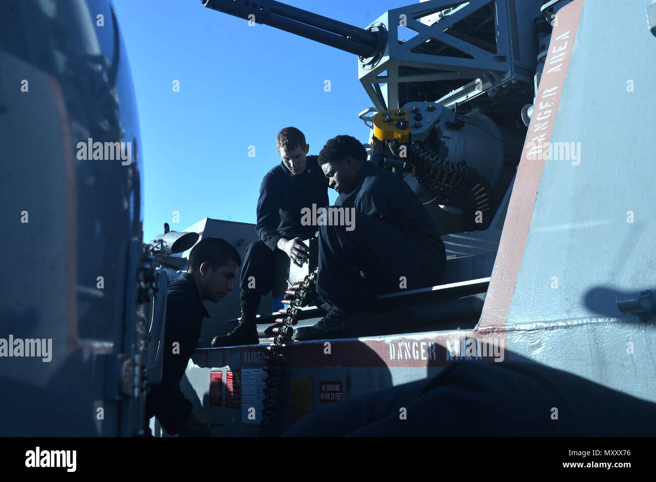 Atlantik (31. 12, 2016) - Segler laden "dummy"-Runden in einem schließen - in Weapon System (Ciws) in Vorbereitung für eine Live-fire Übung an Bord amphibisches Schiff USS Iwo Jima (LHD7). Iwo Jima ist unterwegs verfolgen Mobility-Engineering (MOB-E) und Mobility-Seaman (MOB-S) Zertifizierungen als Teil des Schiffes vor der Bereitstellung Qualifizierung. (U.S. Marine Foto von Petty Officer 3. Klasse Evan A. Denny/Freigegeben) Stockfoto