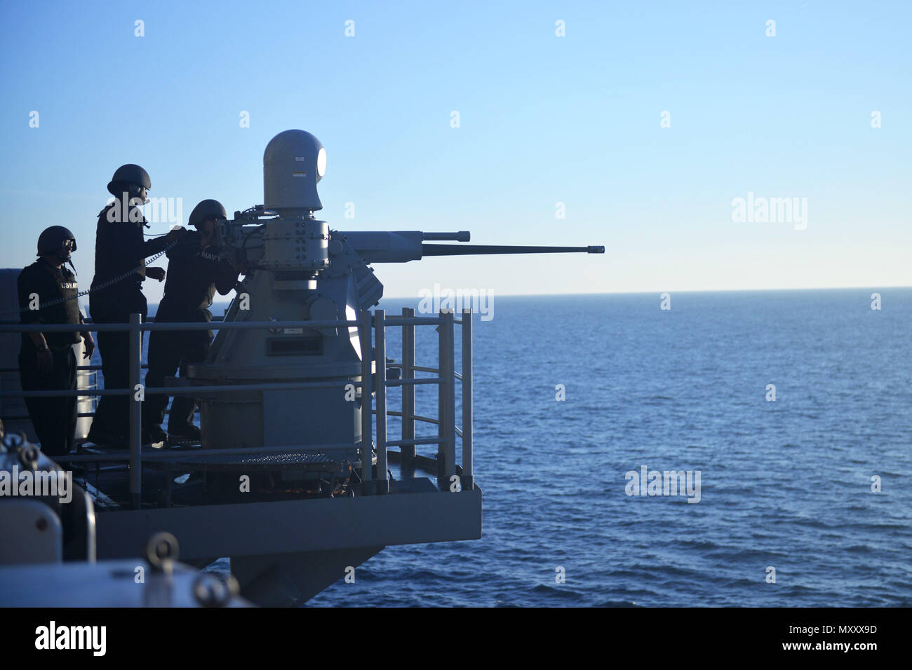 Atlantik (31. 12, 2016) - Segler Reparatur eines 25-mm-Maschinengewehr an Bord amphibisches Schiff USS Iwo Jima (LHD7). Iwo Jima ist unterwegs verfolgen Mobility-Engineering (MOB-E) und Mobility-Seaman (MOB-S) Zertifizierungen als Teil des Schiffes vor der Bereitstellung Qualifizierung. (U.S. Marine Foto von Petty Officer 3. Klasse Evan A. Denny/Freigegeben) Stockfoto